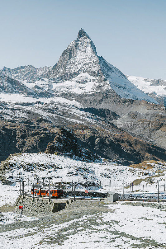 红色火车在瑞士阿尔卑斯山脉的马特洪峰前