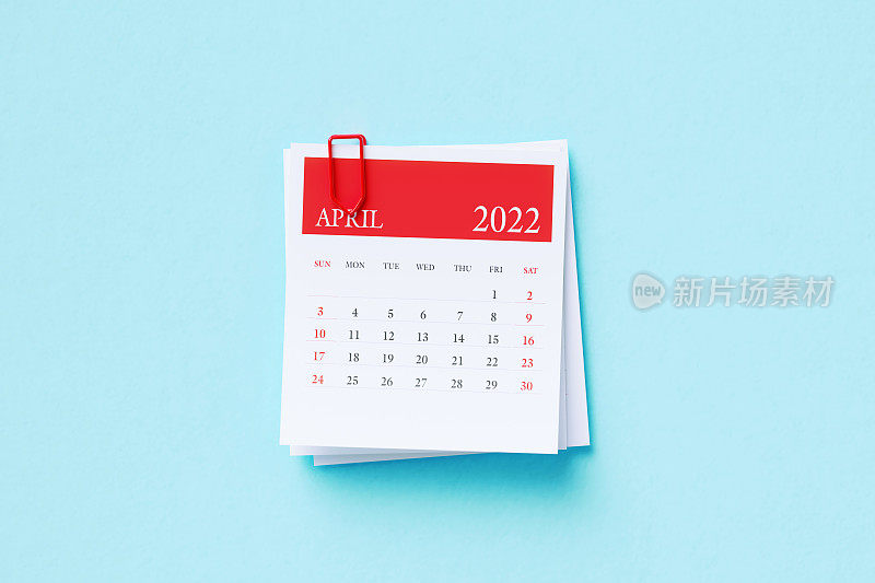 2022年4月日历，红色回形针附海蓝宝石背景