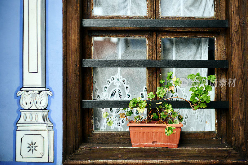老城区传统民居的窗户;普罗夫迪夫,保加利亚