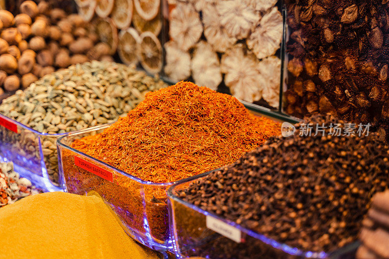 土耳其市场上的各种香料。姜黄和胡椒混合。香菜，红辣椒和红辣椒