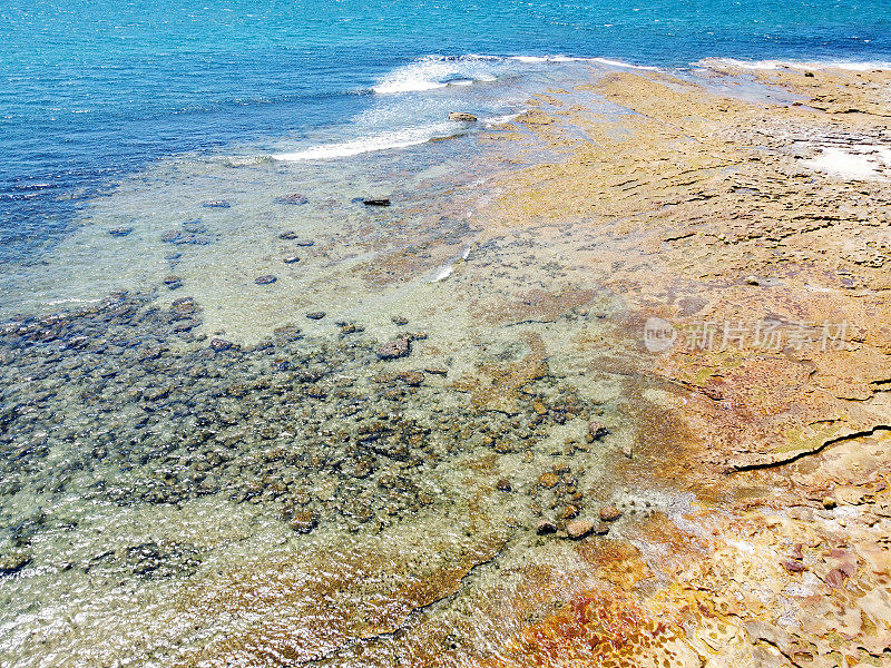 岩石海岸线的Arial视图，背景与复制空间