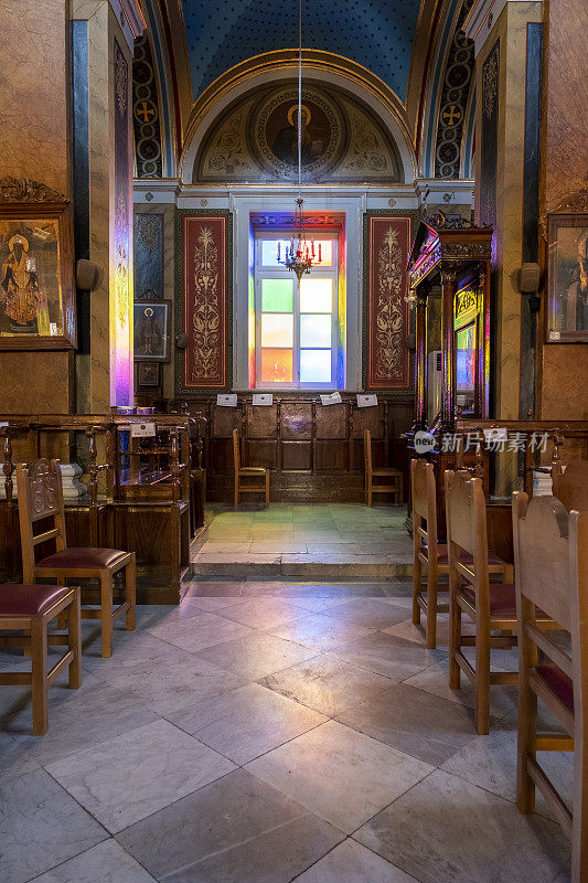 希腊东正教教堂内带有彩色玻璃窗的壁龛