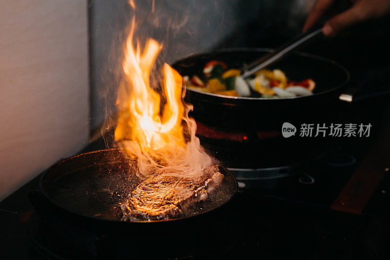 厨师在厨房里煮牛排