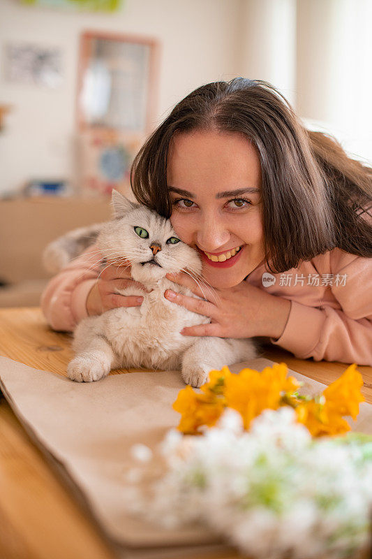 女人和她的猫一起插花