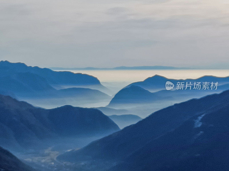 日出时分的瑞士阿尔卑斯山脉