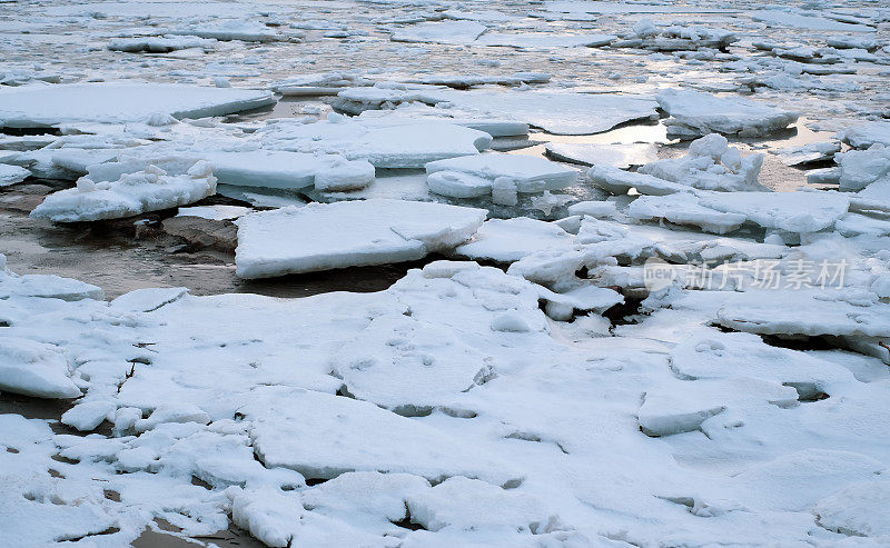 冰丘，波罗的海上的一堆冰碎片