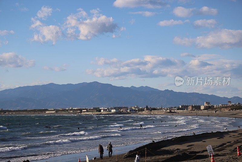 山和浪在岸边