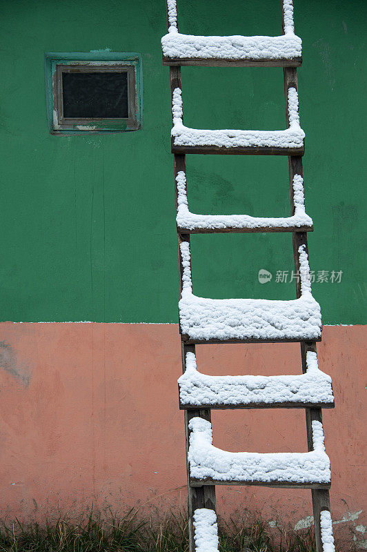 阁楼的梯子，上面有雪