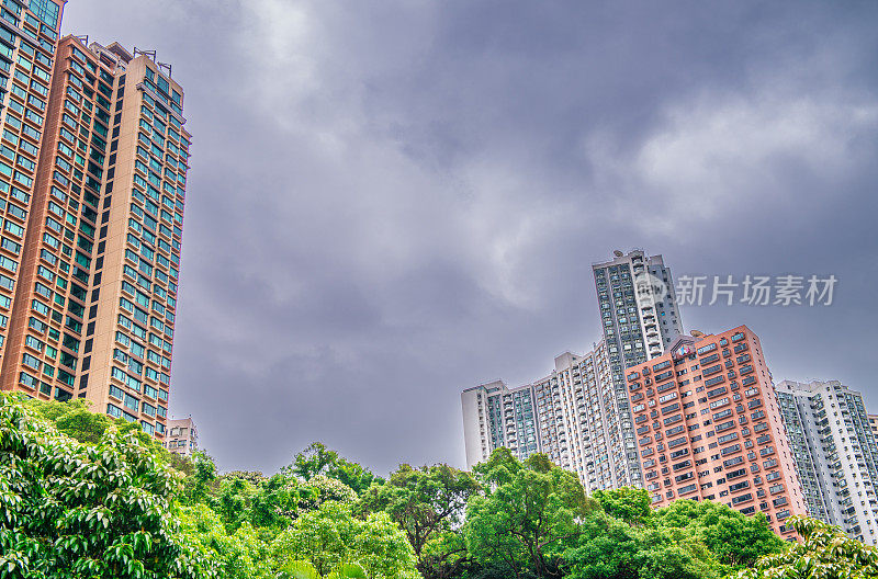 多云的天空衬托着香港市中心的摩天大楼。