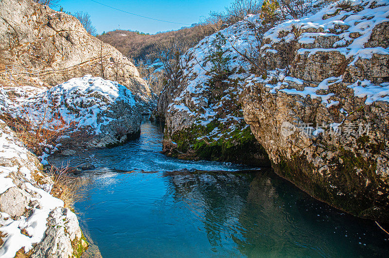 冬季山地景观，河流积雪和树木，最喜欢野餐的地方