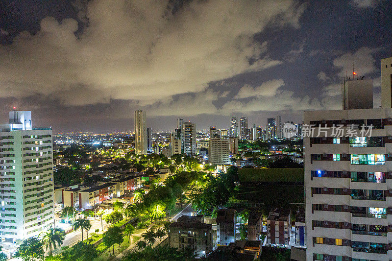 夜晚的天际线在卡波布兰科