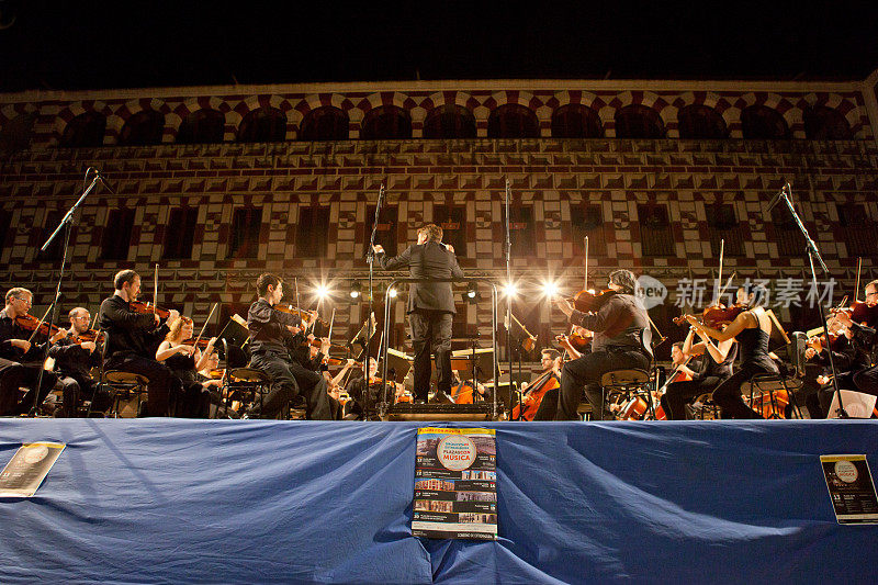 西班牙阿尔塔广场的管弦乐队