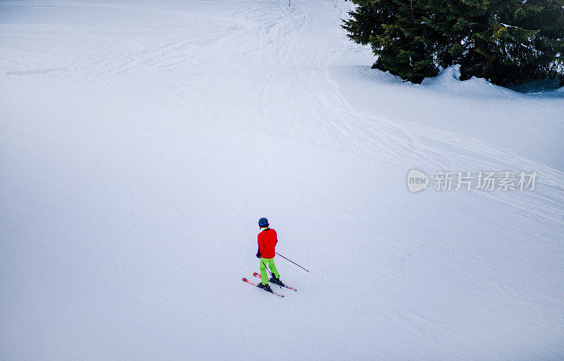 空中无人机对滑雪者的观察