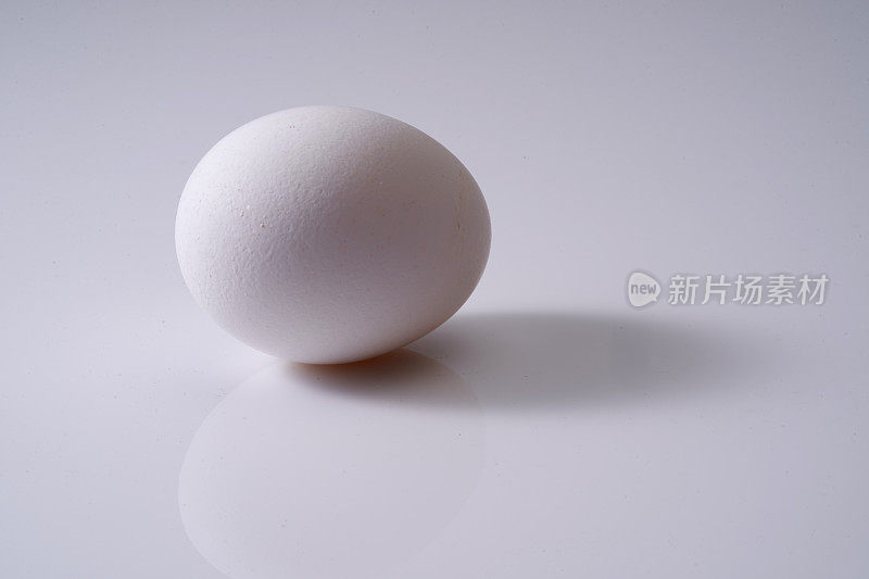 白色的鸡蛋与白色的背景