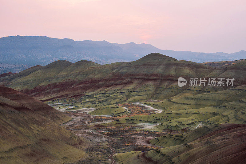 彩绘山单元的日出