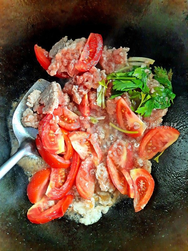 猪肉末配番茄和芹菜。