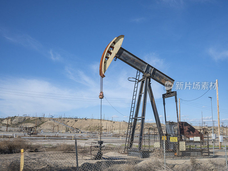 美国加州贝克尔斯菲尔德克恩河油田的油泵