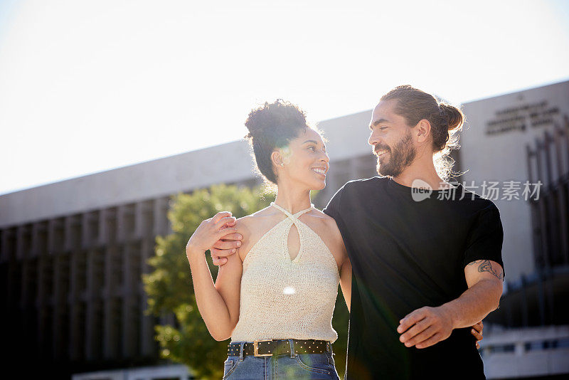 夏天的城市里，一对年轻夫妇微笑着漫步