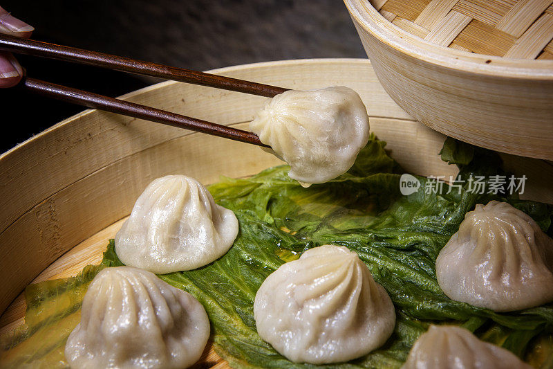 “上海小笼包”或“汤饺”