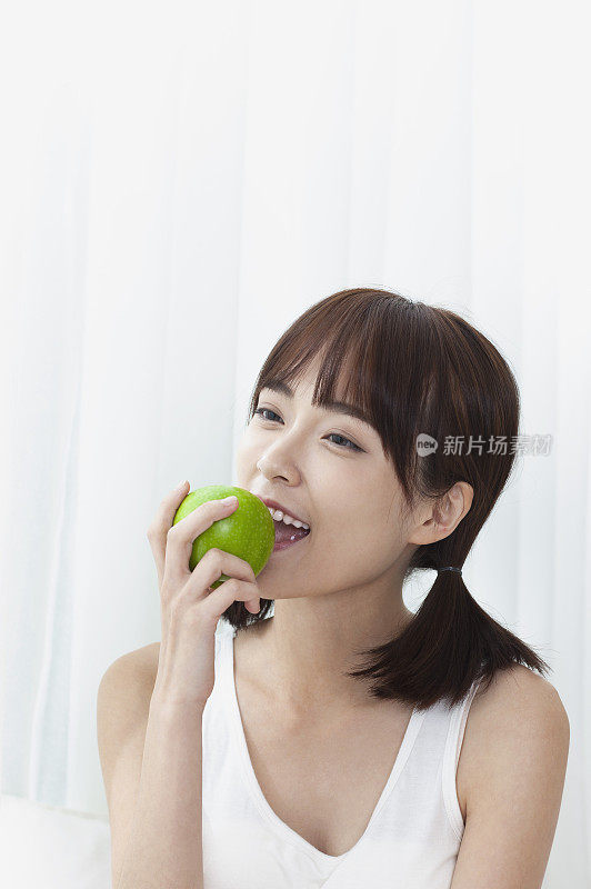 东方美女吃苹果