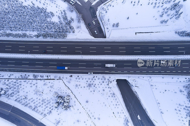 冬季伊斯坦布尔的一条高速公路