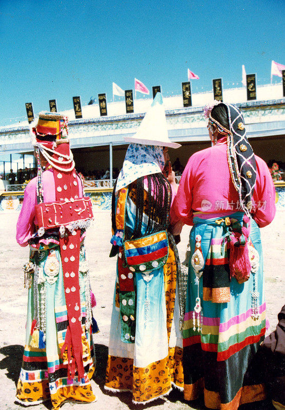 那曲赛马节上，妇女们穿着华丽的民族服装