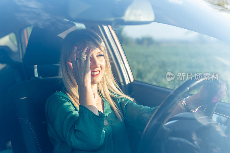 一个女人在阳光明媚的日子里开车