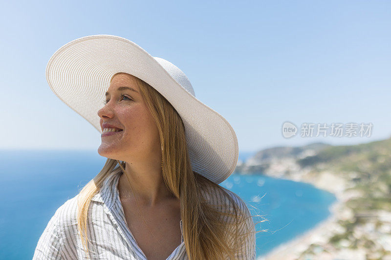 年轻女子在海滨风景放松