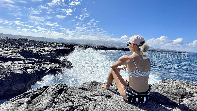 年老的妇女在夏威夷海岸冥想