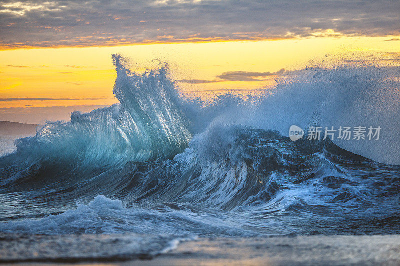 在日出前的一小时内，强大的风暴产生的海浪在海岸线上爆发