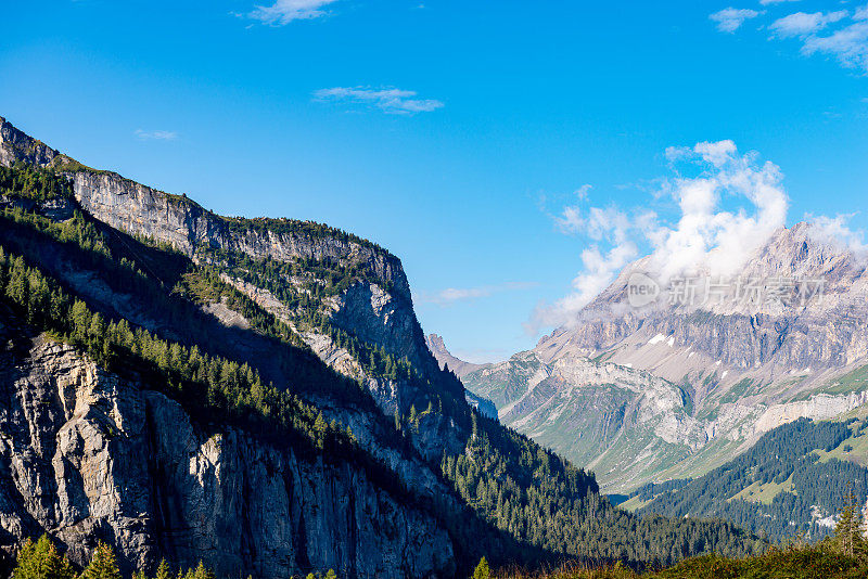 山脉景观与不同的山脉山脊在瑞士阿尔卑斯山