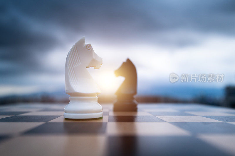 两个国际象棋骑士在城市背景