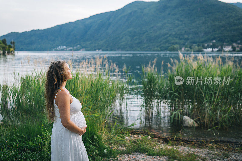 一个夏天的早晨，一个女人在湖边放松