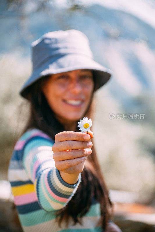 抱着黛西的快乐女人