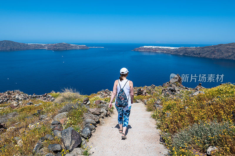 女性旅行者在海上徒步旅行