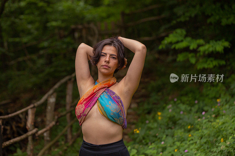 性感的女性瑜伽修行者在森林