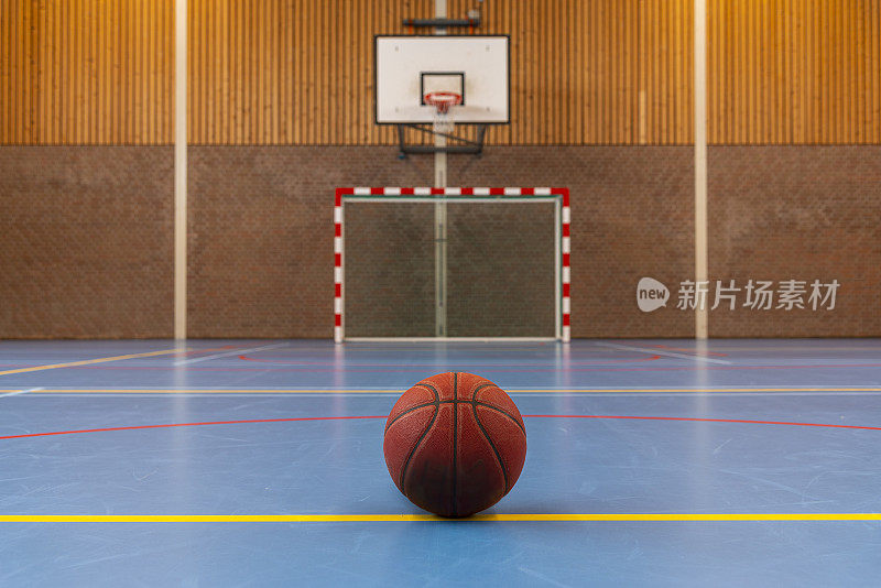 在空荡荡的体育馆打篮球。