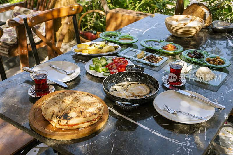 夏日在户外享用早餐