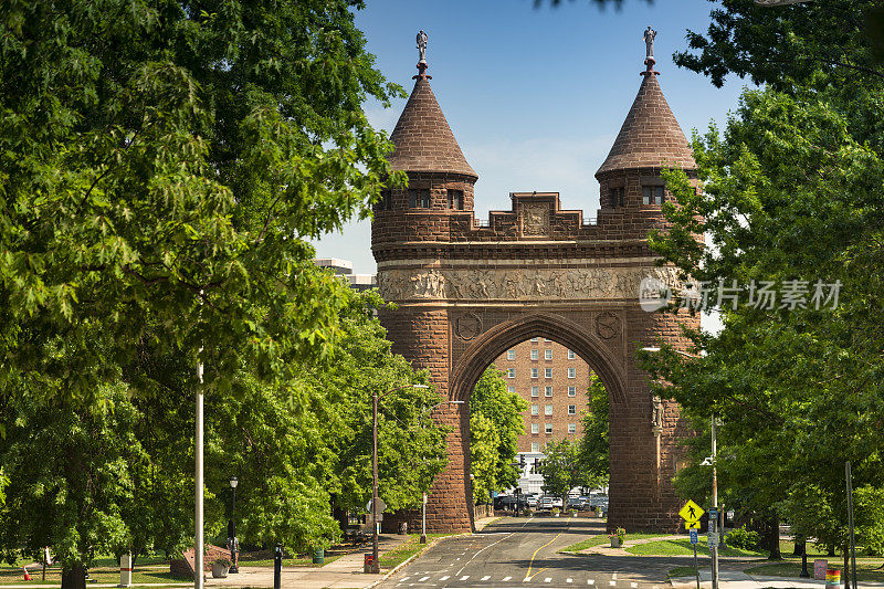 美国康涅狄格州哈特福德市中心道路上的士兵和水手纪念拱门