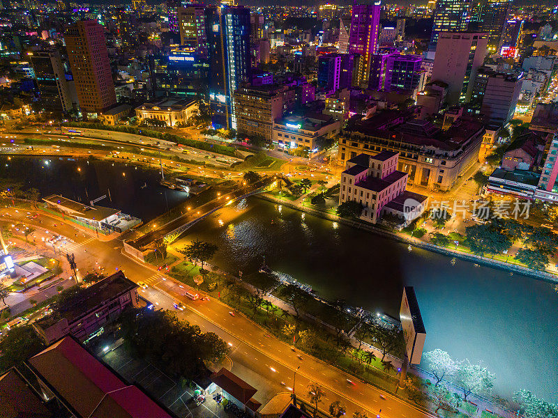 越南胡志明市和西贡河的空中全景城市景观。市中心的商业中心，高楼林立。