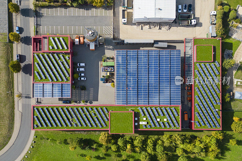 建筑物屋顶上的太阳能电池板和草