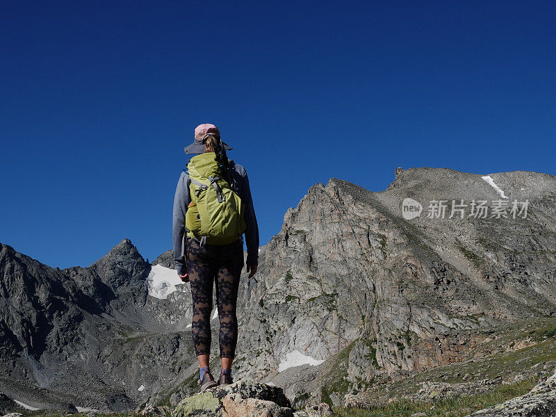 适合成熟女性在科罗拉多落基山脉远足。