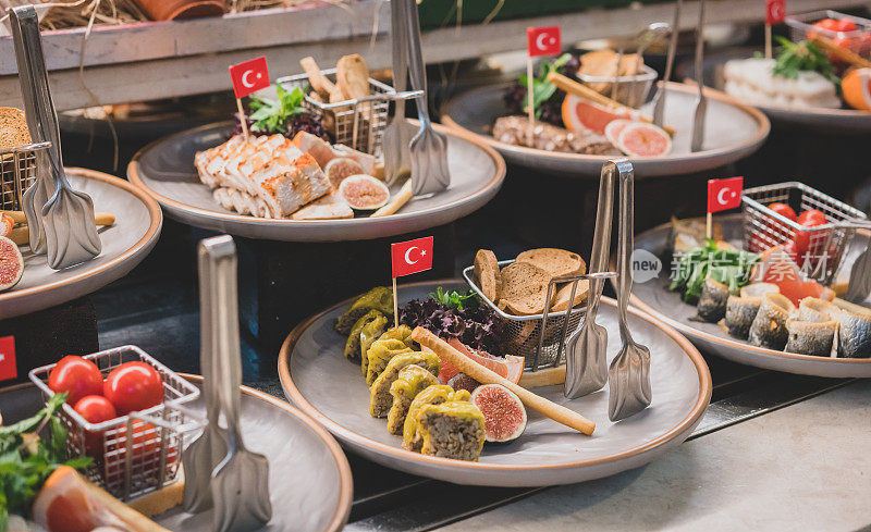 装饰精美的餐饮与旗帜宴会桌与不同的土耳其食物小吃和开胃菜