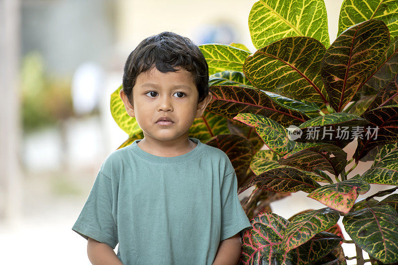 亚洲小孩心情不好