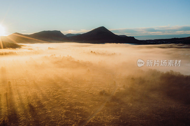 在挪威壮丽的湖泊和森林上的日出云的风景