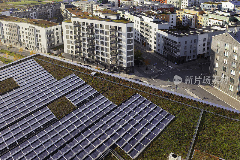 住宅区内带有活动屋顶和太阳能电池板的建筑