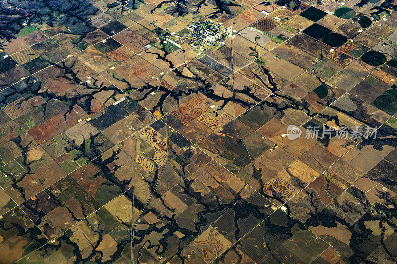 从地面俯瞰，空中景观麦田圈和农田格局