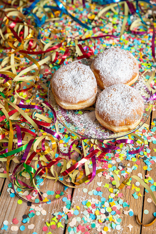 烘焙甜甜圈Krapfen嘉年华Fasching庆祝与彩带和纸屑