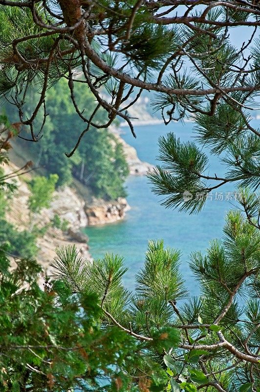 图片岩石国家湖岸提供了沿密歇根州上半岛的岩石海岸线的苏必利尔湖的惊人观点