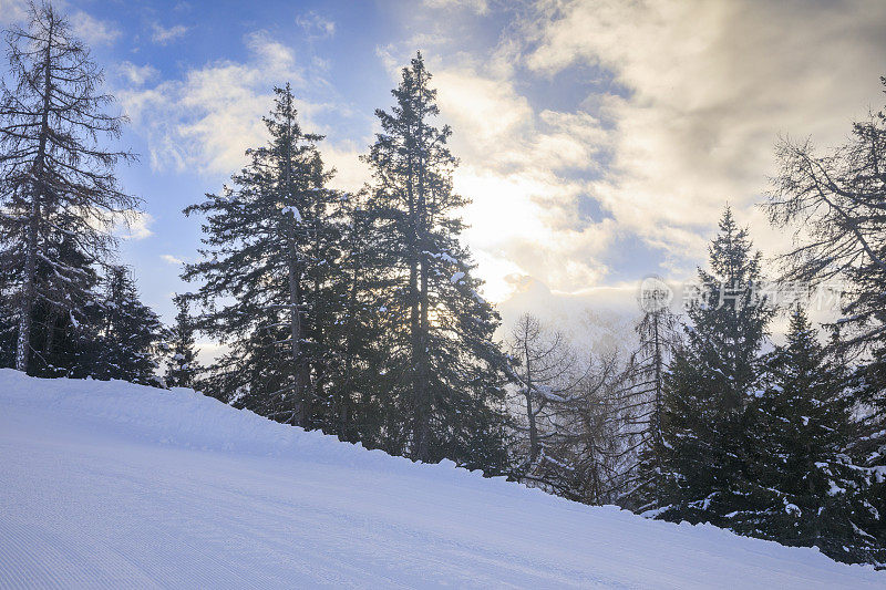 完美清新的滑雪场。高山冬季景观欧洲阿尔卑斯滑雪场